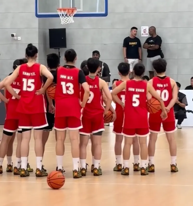 女篮出征仪, 刚获詹姆斯, 毕竟U