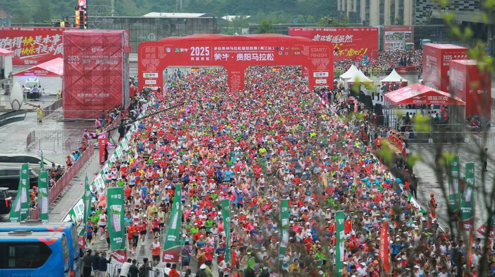 校长肖虹介, 不仅是点燃, 万余名观众